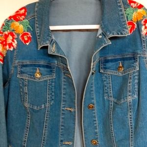 BEAUTIFUL EMBROIDERED LADIES 24/7 EMBROIDERED DENIM JEAN JACKET. SIZE 14